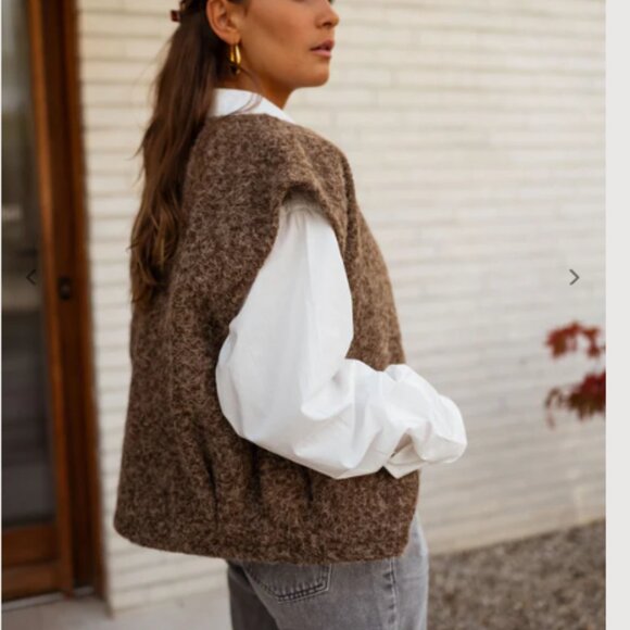 Easy Clothes  Chocolate Lander Sleeveless Cardigan Size One Size - Picture 3 of 11